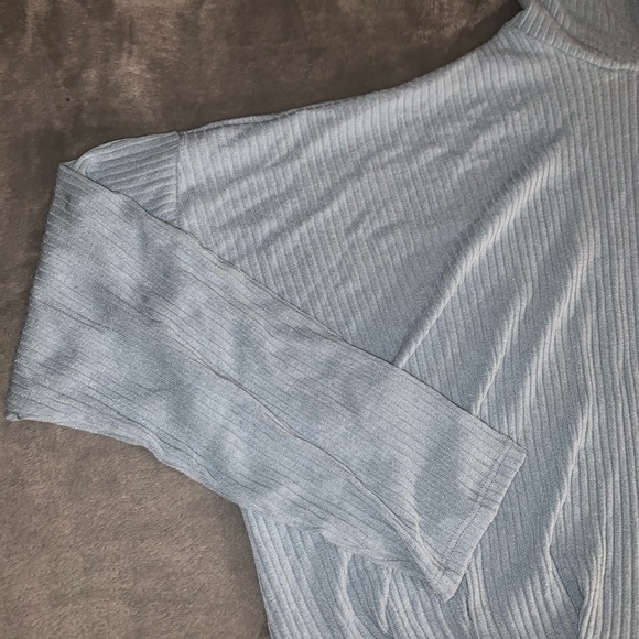 Cropped Turtle Neck - Picture 2 of 4